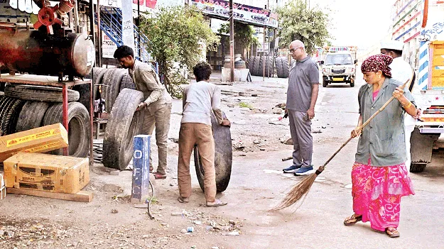 ఆక్రమణలను స్వచ్ఛందంగా తొలగించాలి