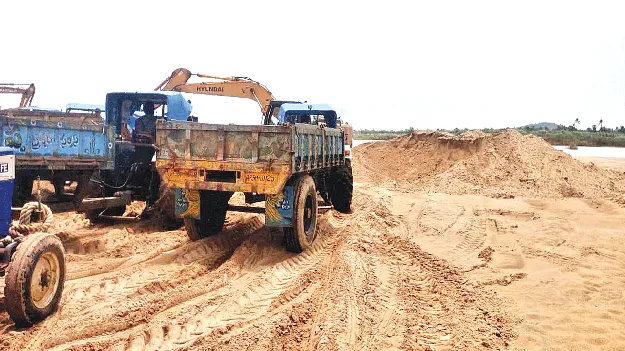 ఇసుకను తోడేస్తున్నారు 