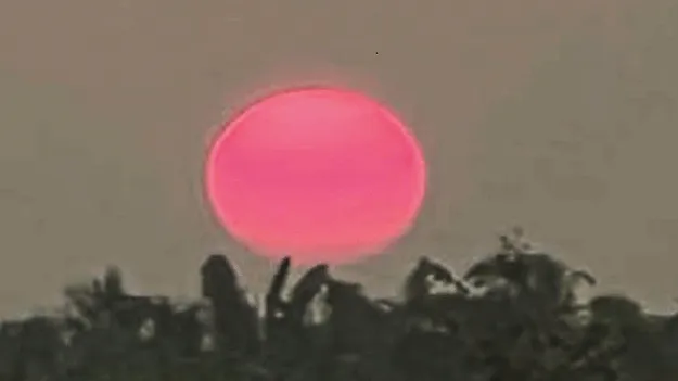 కుంకుమ తిలకంలా సూర్యుడు