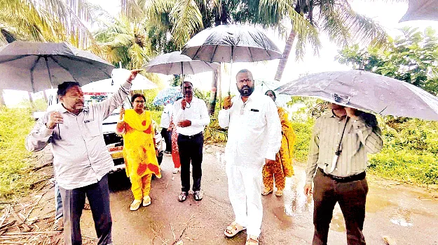 పంటలను పరిశీలించి.. అవగాహన కల్పించి