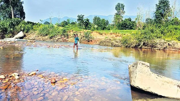 వాగులే దారులు