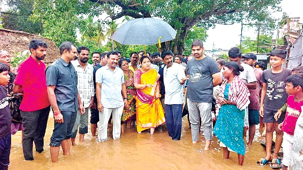 తుఫాన్‌ బాధితులకు సహాయక చర్యలు అందించండి