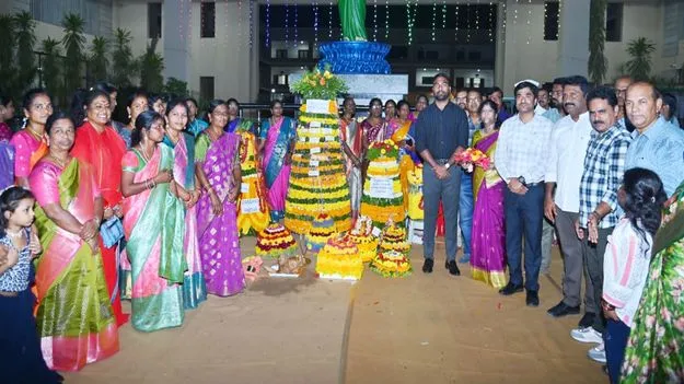  Jagtial:   ఆడబిడ్డల ఆత్మగౌరవం, సంస్కృతికి ప్రతీక బతుకమ్మ