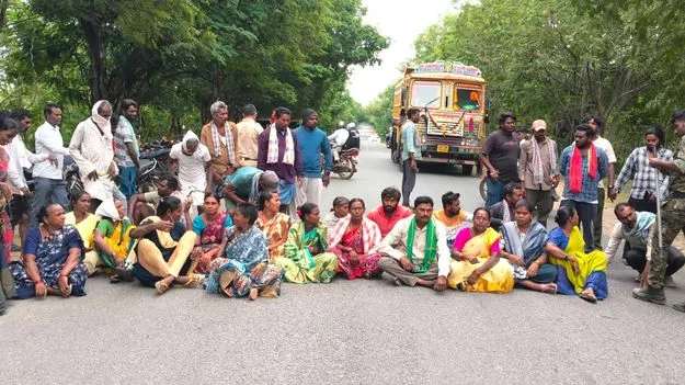 Mancherial:  పట్టు పురుగుల పెంపకం రైతుల రాస్తారోకో