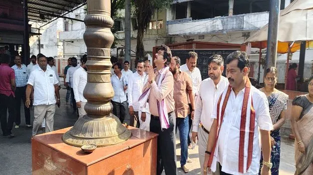 విశ్వనాధ ఆలయాన్ని వైభవంగా తీర్చిదిద్దుతాం