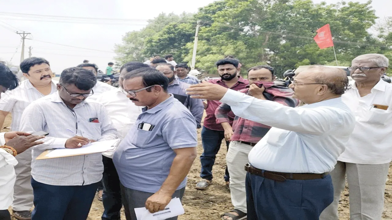 రహదారి ఆక్రమణలపై రెవెన్యూ అధికారుల పరిశీలన