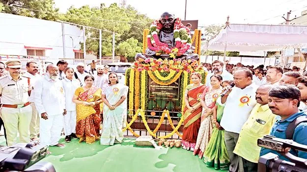 గాంధీ ఆశయ సాధనకు కృషి చేయాలి