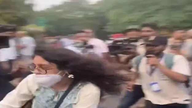 పోలీసు బస్సు తాళాలు లాక్కొని పరార్‌!