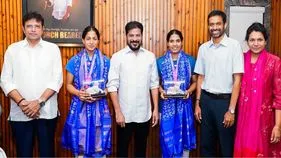 సీఎంను కలిసిన గాయత్రి ట్రీసా