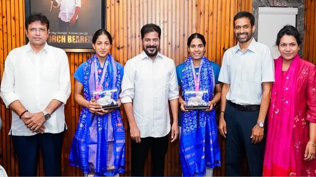 సీఎంను కలిసిన గాయత్రి ట్రీసా