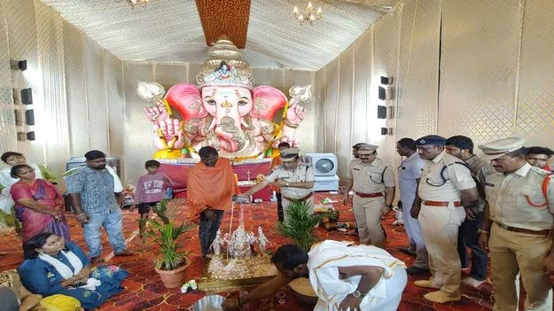 మండపాల వద్ద అప్రమత్తంగా ఉండాలి 