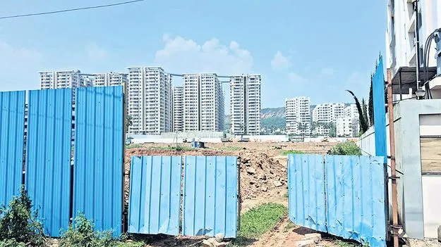 గెడ్డ కబ్జాపై అధికారుల మౌనం