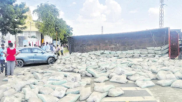 హైవేపై సిమెంట్‌  లారీ బోల్తా