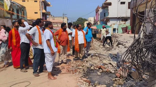 రోడ్డు వెడల్పు పనుల్లో జాప్యం ఎందుకు 