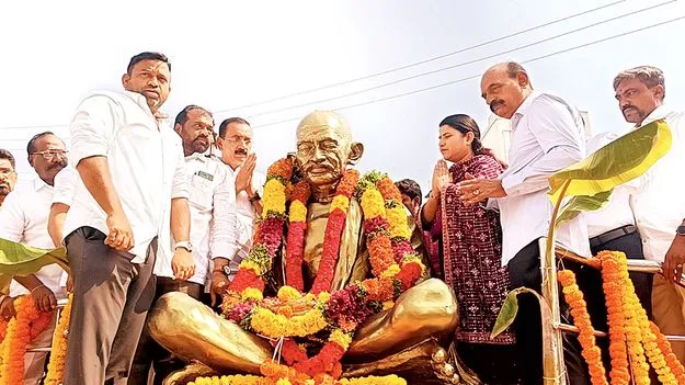 గాంధీ జీవితం అందరికీ ఆదర్శం 
