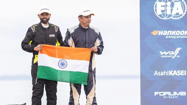 రేసింగ్‌లో నవీన్‌ జోడీకి మూడో స్థానం