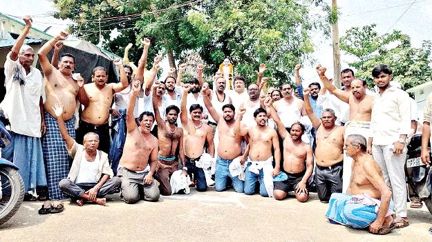 టైరు పేలి.. అదుపు తప్పిన కారు