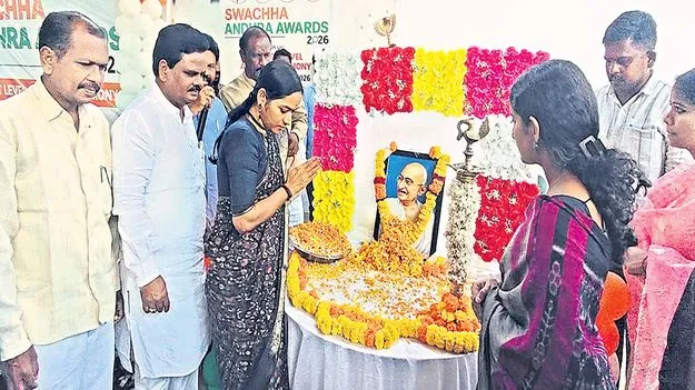 జాతిపితకు ఘన నివాళి 