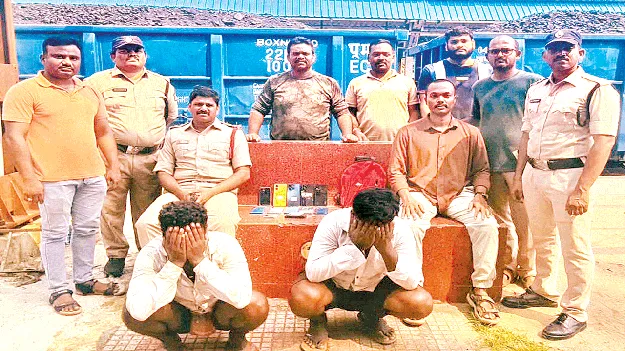ప్రయాణికుల్లా నటిస్తూ...