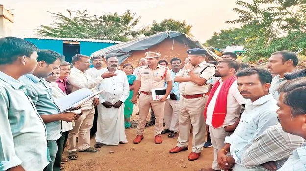 లోకుర్తిలో దళితుల ఇళ్ల విచారణ చేపట్టిన డీఎస్పీ 
