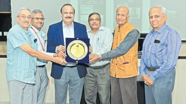 డాక్టర్‌ ఇండ్లకు నిమ్‌హాన్స్‌ సత్కారం