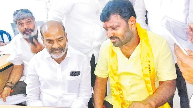 పక్కపక్కనే వైరివర్గీయులు!