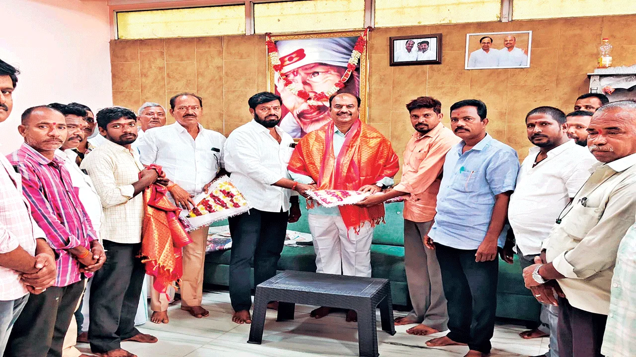 ఎమ్మెల్యే బండ్లను సన్మానించిన రైతులు