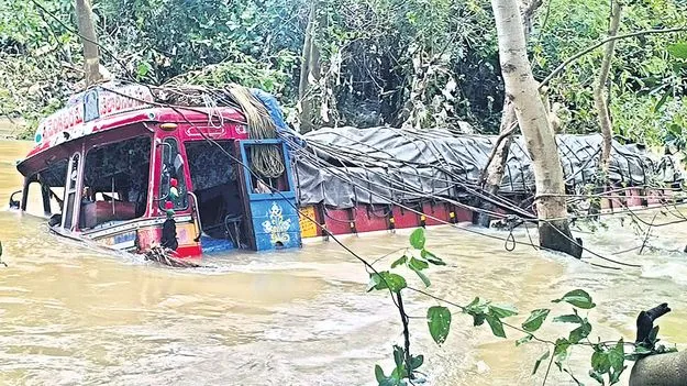 గెడ్డలో కొట్టుకుపోయిన లారీ 