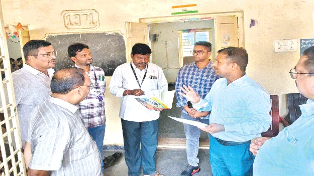 పోలింగ్‌ కేంద్రంలో ఎలక్టోరల్‌ అబ్జర్వర్‌ తనిఖీ