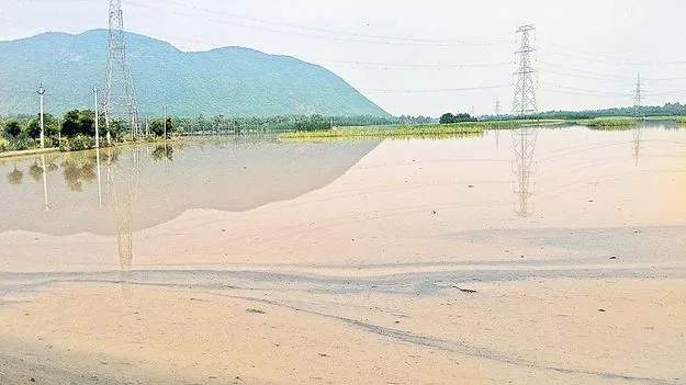 తొలగని వరద.. అన్నదాత వ్యధ