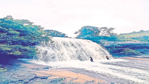 జలపాతం అందాలు కనువిందు