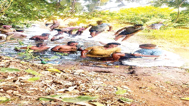 Joining hands... securing irrigation water చేయి చేయి కలిపి.. సాగునీరు సాధించి