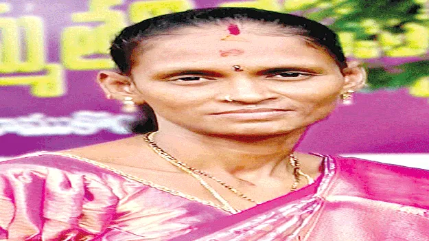  చున్నీ బిగించి.. ఊపిరి తీసి