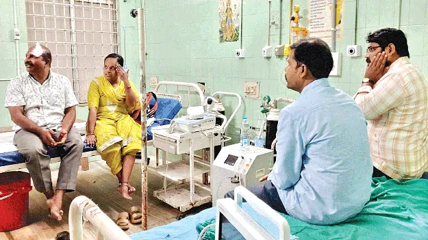 వ్యాన్‌ను ఢీకొన్న ఆర్టీసీ బస్సు