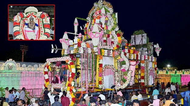 కల్పవృక్ష వాహనంపై పార్వతీ తనయుడు
