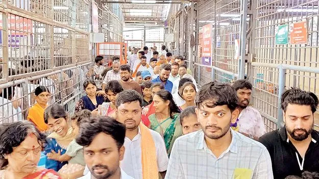 శ్రీశైలానికి పోటెత్తిన భక్తులు