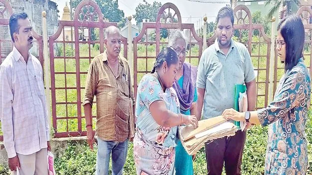 ఆగిరిపల్లిలో వివాదాస్పద స్థలం పరిశీలన