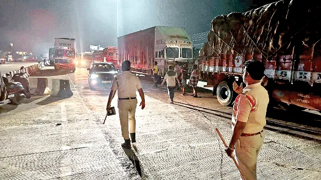 నాతవలస టోల్‌గేట్‌ వద్ద వాహనాల నిలిపివేత