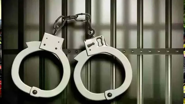 హాస్టల్‌ బాలికలు.. రిటైర్డ్‌ ఉద్యోగి ఇంటికి..!