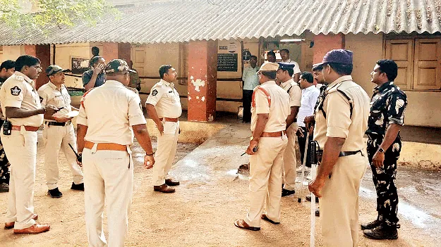 పోలీసు సిబ్బంది అప్రమత్తంగా ఉండాలి