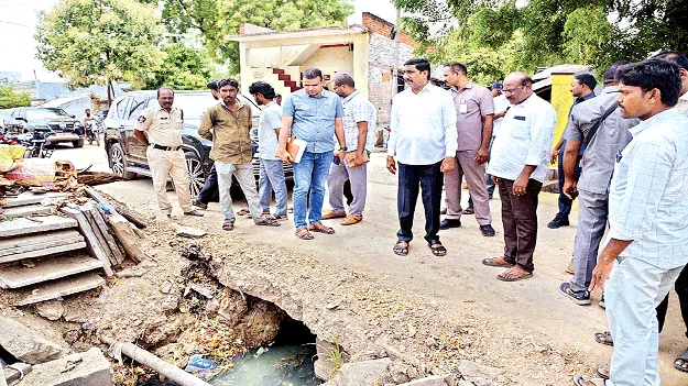గడువులోపు పనులు పూర్తి చేయాలి