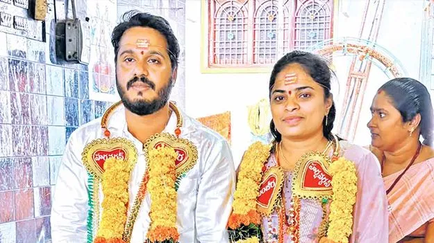 పదవి కోసం పెళ్లి!