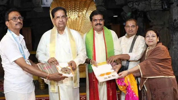 శ్రీవారికి బంగారు లాకెట్‌, ముత్యాలహారం విరాళం