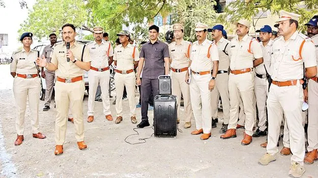 స్వేచ్ఛగా ఓటు హక్కు వినియోగించుకోవాలి