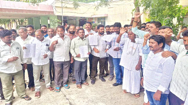 మా పొలాలకు వెళ్లేందుకు దారిలేదు