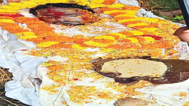 చిన్న కుమార్తెను చూడకుండానే...