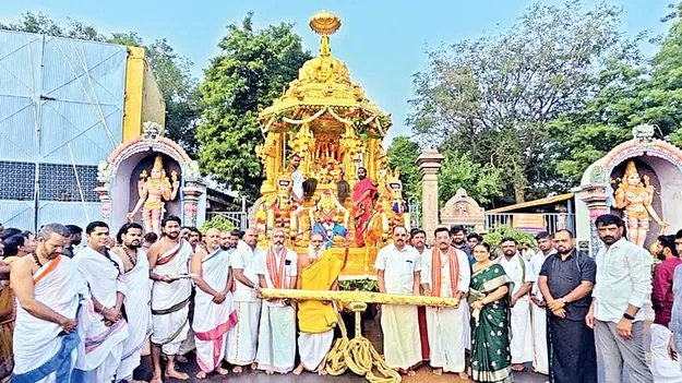 శ్రీశైలంలో వైభవంగా స్వర్ణ రథోత్సవం