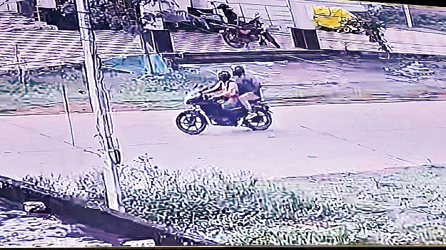  వాహనంపై వచ్చి.. ఆభరణాలు దోచుకెళ్లి