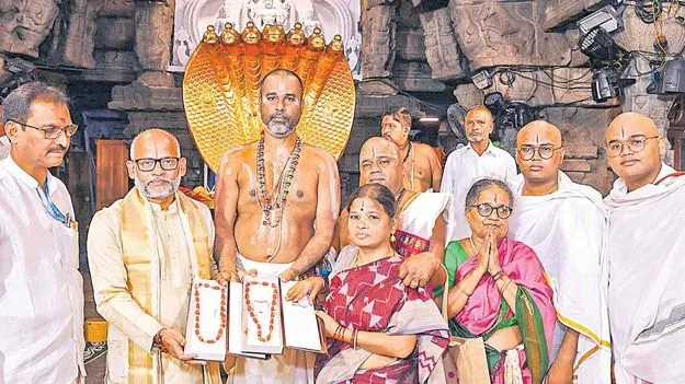  శ్రీవారికి బంగారు పగడాల హారాల కానుక