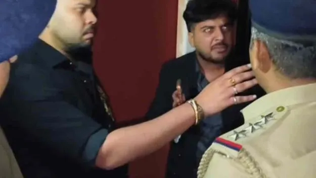 పబ్‌లో ఐఏఎస్‌ వీరంగం